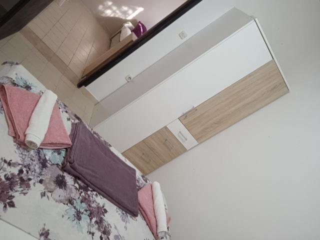 Sandra Vir Luaran gambar