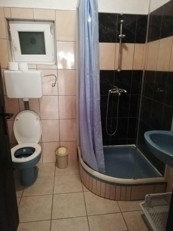 Sandra Vir Luaran gambar