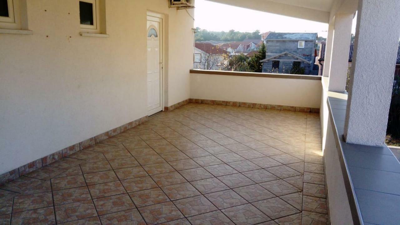 Sandra Vir Luaran gambar